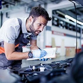 Un professionnel de Carmarket lors du contrôle d'un véhicule